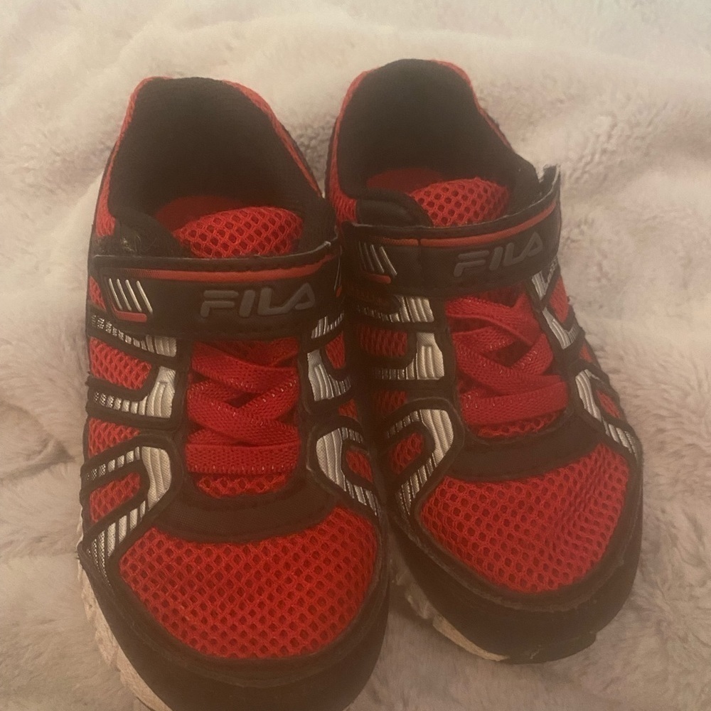 Boys Fila tennis shoes size 7